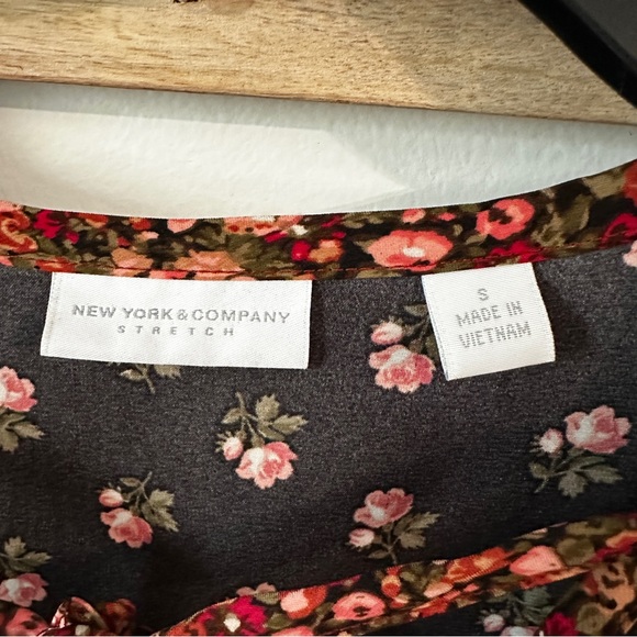 NEW YORK AND COMPANY | Women’s Navy Ditsy Floral Dress size Small - Picture 7 of 9